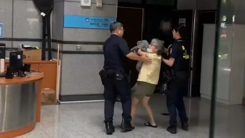 ▲曾姓婦人2022年在台大偷走一名學生的原文書及講義遭罰1萬元。（圖／翻攝畫面）