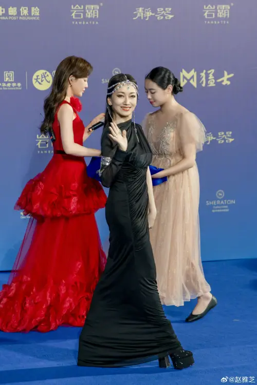 ▲趙雅芝（中）以西域公主造型出席「第十二屆絲路國際電影節」，四肢纖細，腰部幾乎看不到任何贅肉。（圖／翻攝自趙雅芝微博）