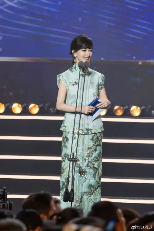 ▲趙雅芝（如圖）擔任「第十二屆絲路國際電影節」頒獎人，登台時她換了一套薄荷綠的旗袍，溫婉又有古典美，二度驚艷全場。（圖／翻攝自趙雅芝微博）