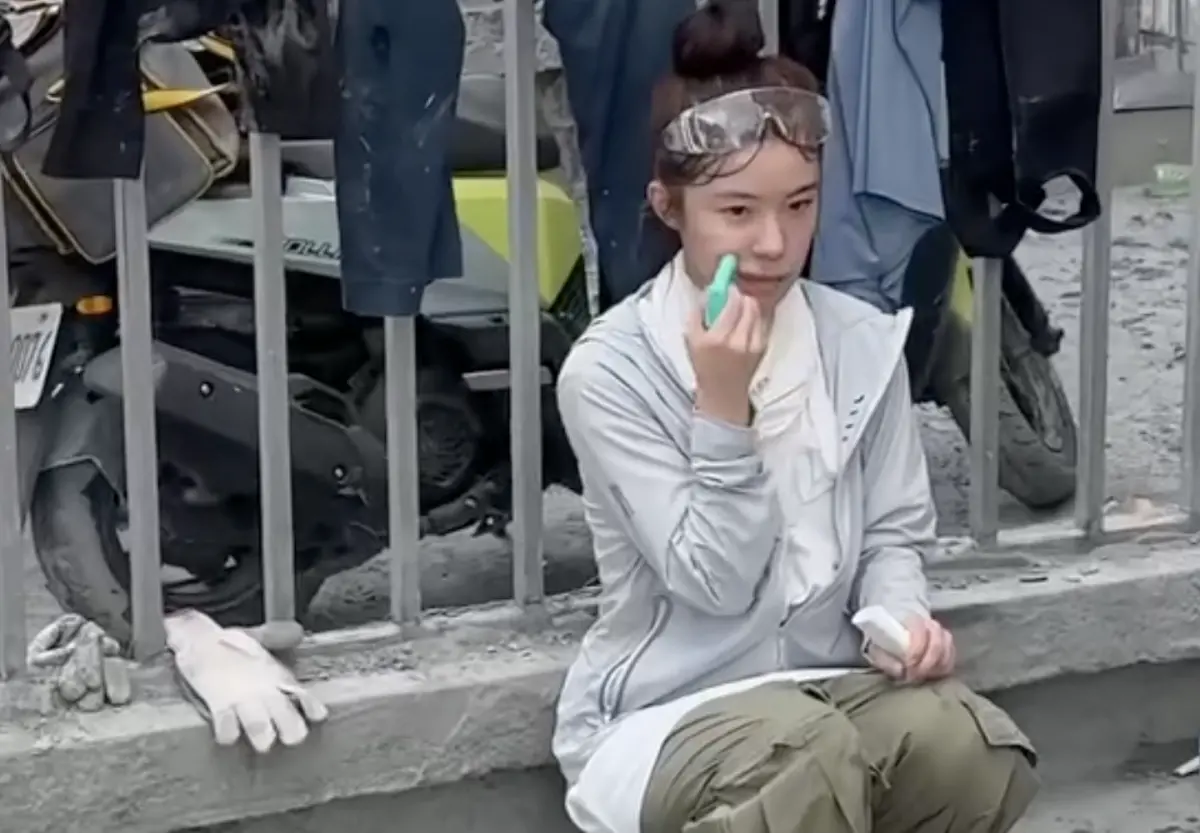 ▲李多慧前往花蓮光復當「鏟子超人」，淡妝、臉上有時還沾著泥灰，她在新聞畫面下方留言要大家別認出她的臉，粉絲紛紛大讚她充滿善心的模樣最美麗。（圖／摘自threads@le_dahye) 