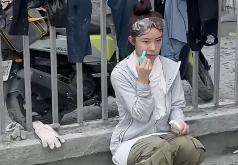 ▲李多慧前往花蓮光復當「鏟子超人」，淡妝、臉上有時還沾著泥灰，她在新聞畫面下方留言要大家別認出她的臉，粉絲紛紛大讚她充滿善心的模樣最美麗。（圖／摘自threads@le_dahye) 