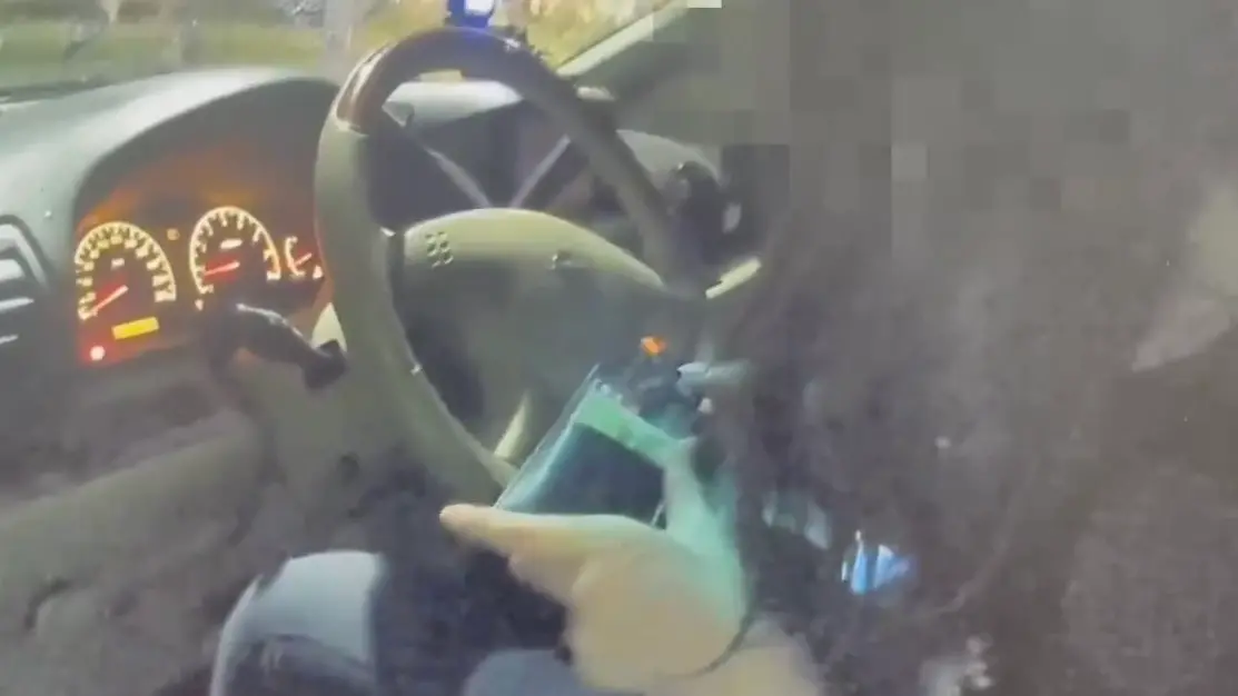 ▲台北市信義區一名女子喝了3杯調酒後上路，才離家300公尺就發生車禍。（圖／翻攝畫面）