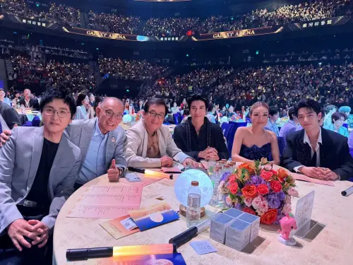 ▲活動當天星光熠熠，除了成龍外（左3），還有英皇老闆楊受成（左2）、王力宏（右3）、容祖兒（右2）等人。（圖／翻攝自微博@霍汶希Mani）