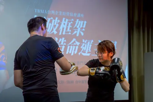 ▲聖揚機構邀請女格鬥家黃偵玲分享永不放棄生命故事後，黃偵玲指導民眾簡易防身術。（圖／聖揚提供）