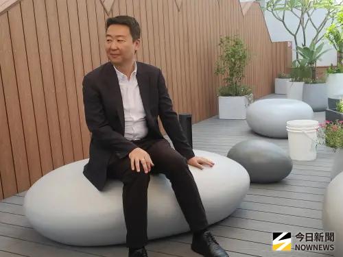 ▲山形意象的牆面跟鵝卵石、雲朵造型座椅，與大量植物相互呼應，營造出「山河相映、雲端自在」的氛圍。（圖／記者許若茵攝）