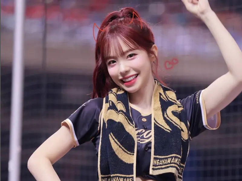 ▲韓籍啦啦隊女神李多慧（如圖）為了花蓮光復的災情，先是捐出30萬，又親自前往當地當「鏟子超人」，被酸民懷疑是作秀，網友則反駁她以往就數度到花蓮，很喜歡當地，更提出1關鍵，認為她平日不可能幾乎素顏又衣著樸素的出現在公眾眼前。（圖／摘自IG@le_dahye)