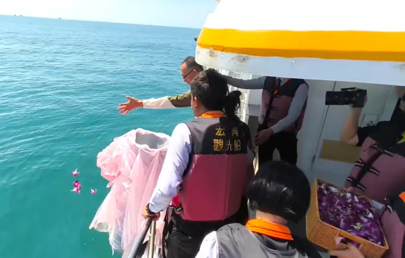 ▲台中市與彰化、南投、苗栗及雲林縣政府共同舉辦聯合海葬(圖／民政局提供2025.10.2)