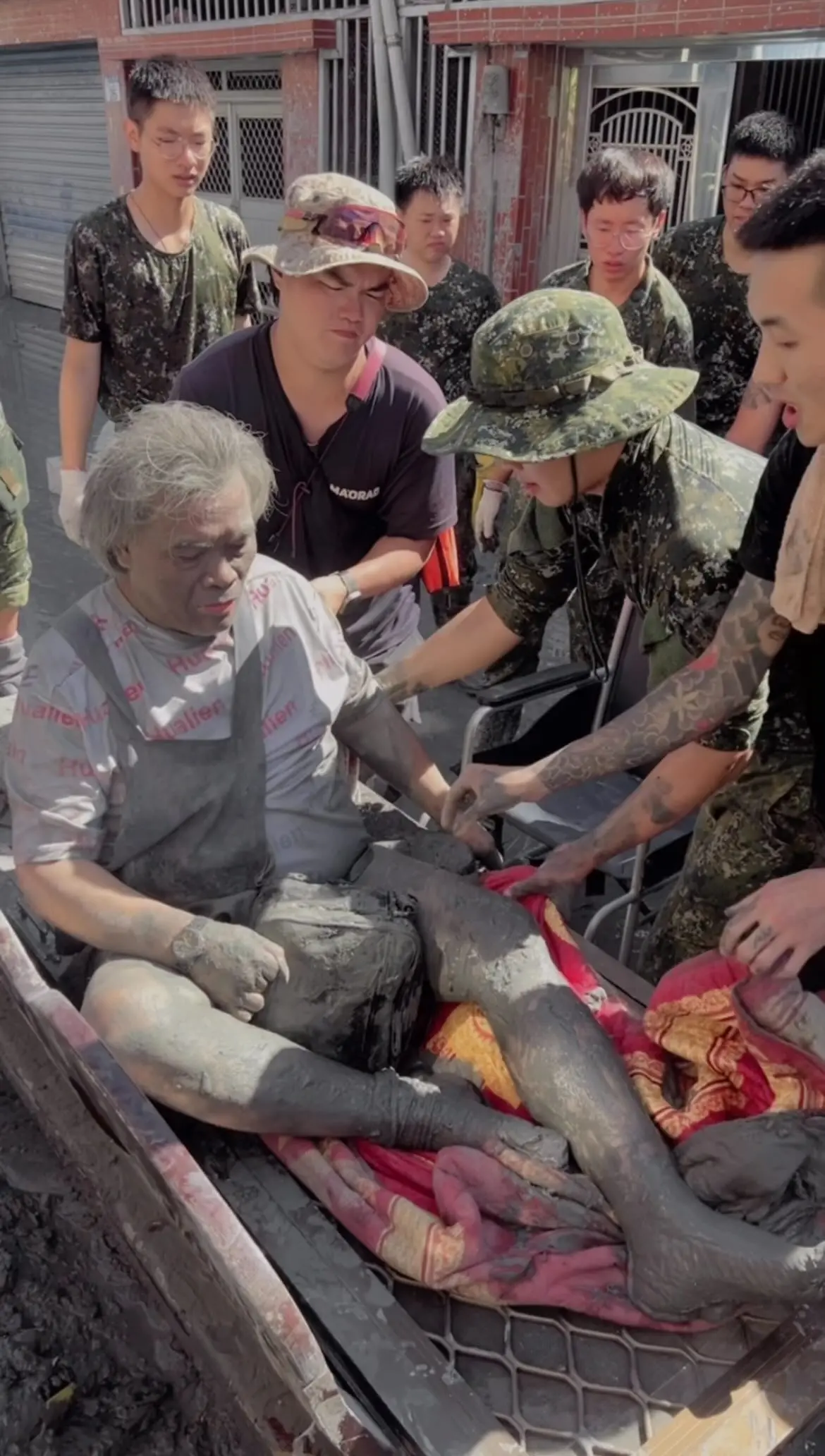 ▲花蓮一名阿公30日再被國軍抬出。（圖／網友@guyi_51授權）