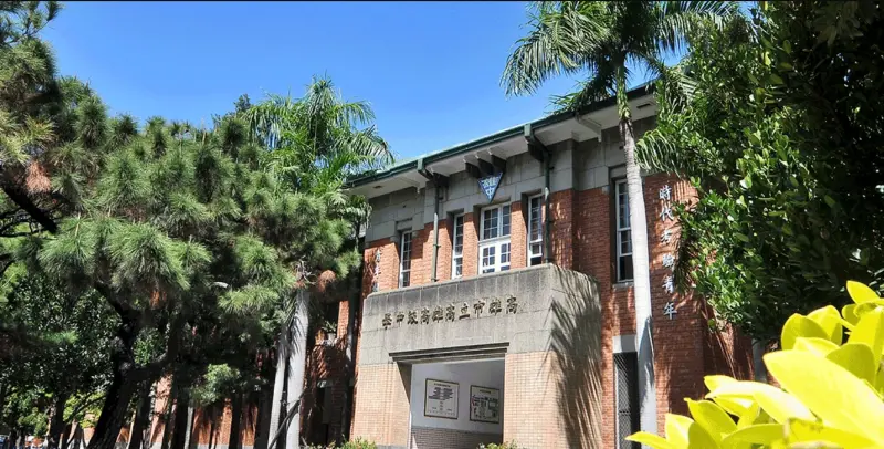 ▲高雄中學一名老師今被偽造收據、浮濫收費一事。（圖／截自高雄中學網站）