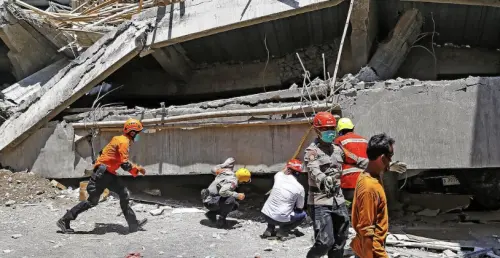 印尼百年寄宿學校突崩塌！四層樓瞬間倒塌　數十名學生遭活埋
