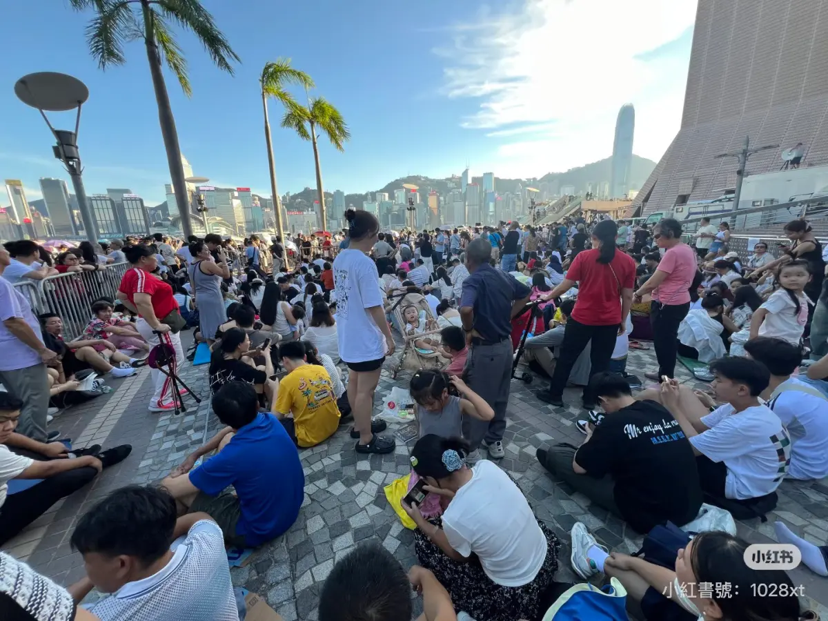 ▲中國十一連假各地遊客都爆滿，不少人選擇到香港「特種兵」一日遊。圖為10月1日遊客在維多利亞港等待煙火。（圖／翻攝自小紅書）