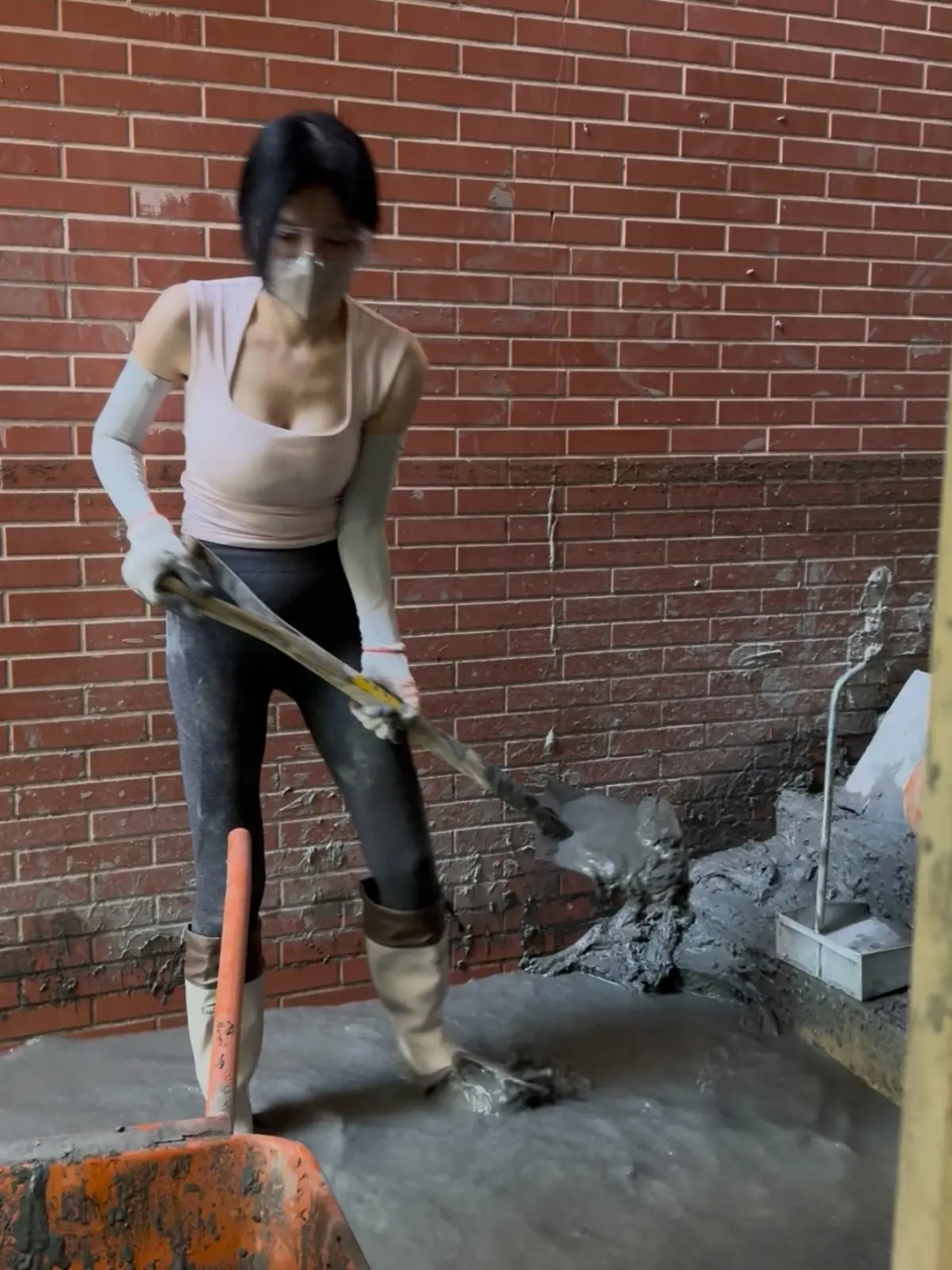 ▲嘉義市議員顏翎熹也在花蓮光復鄉當鏟子超人。（圖／取自顏翎熹Threads）