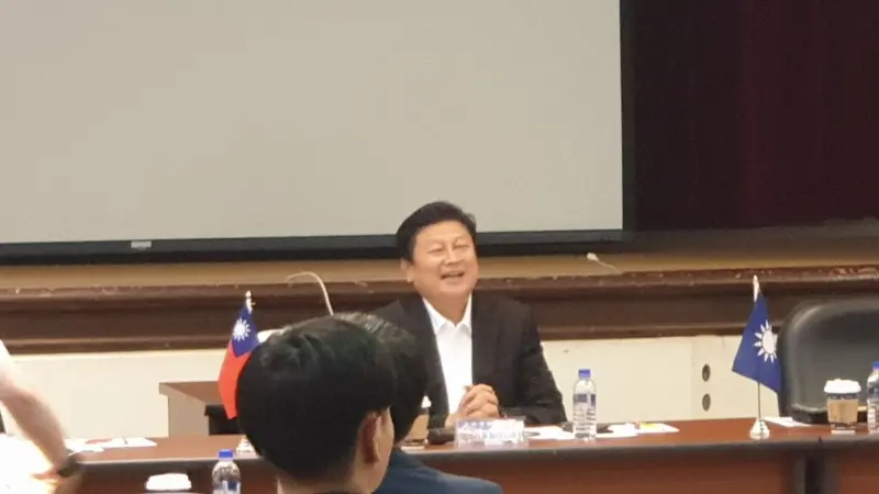 ▲國民黨立院黨團總召傅崐萁今（2）日受訪指出，這次事件暴露中央政府兩大嚴重疏失，對人民生命財產造成重大傷害，政府應立即啟動國賠程序，並清楚說明善後重建條例。（圖／何哲欣攝，2025.10.02）