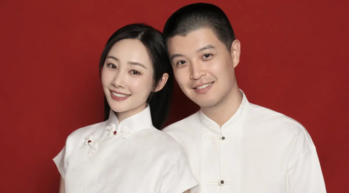 ▲《如懿傳》李純（左）結婚了，老公是民謠男歌手馬頔（右），兩人曬出結婚證，開心恭喜對方，相當逗趣。（圖／翻攝自微博）