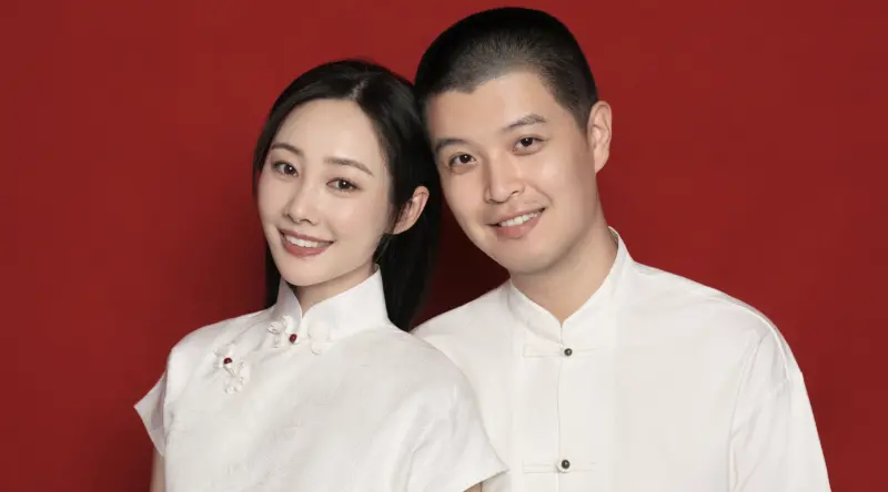 ▲《如懿傳》李純（左）結婚了，老公是民謠男歌手馬頔（右），兩人曬出結婚證，開心恭喜對方，相當逗趣。（圖／翻攝自微博）
