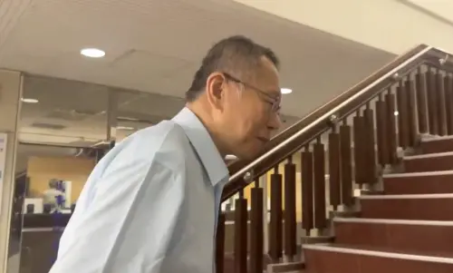 ▲柯文哲今天上午出庭時被問到民眾黨主席黃國昌養狗仔跟蹤他時笑說：「什麼跟蹤我？」（圖／台北司法記者聯誼會提供）