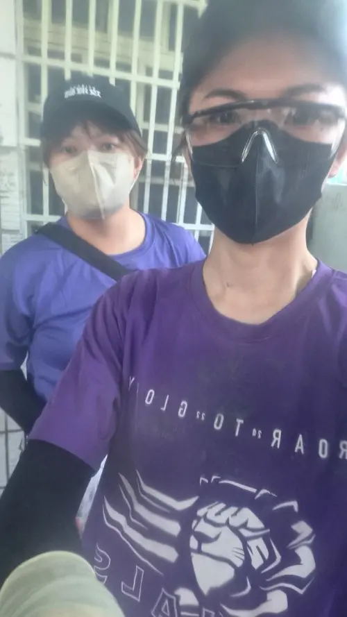 ▲醫美中心美容師李佳柔（前）熱血前往花蓮光復助人。（圖／中醫大新竹附醫提供）