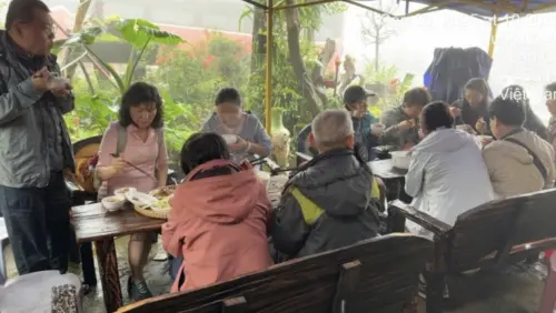 ▲當地人好心伸出援手。（圖／翻攝自臉書）