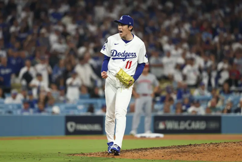 ▲此役第9局，23歲的佐佐木朗希首度登上大聯盟季後賽投手丘，以1局無安打無失分、2次三振、11球的宰制級投球表現關門。（圖／取自MLB X）