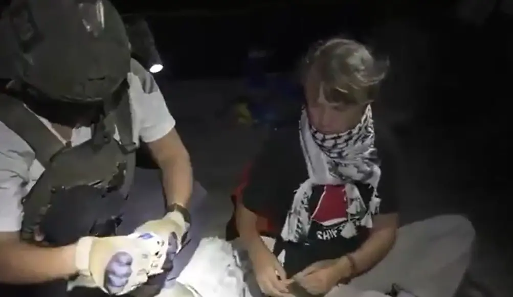 ▲環保少女童貝里被以色列軍方登船扣押，畫面全部曝光。（@IsraelMFAＸ）