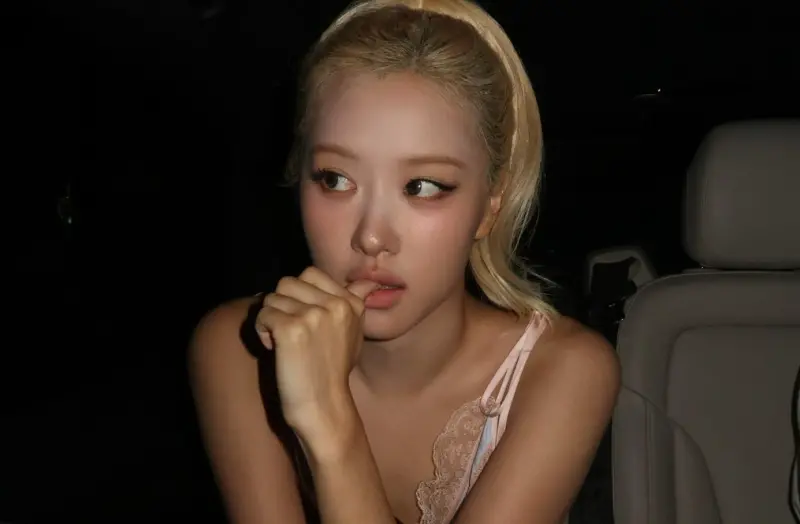 ▲Rosé（如圖）和其他歐美女星登上巴黎時裝週的4人合照，被《ELLE UK》在IG發文時裁掉，引發熱議，粉絲認為Rosé遭種族歧視、排擠。（圖／IG@roses_are_rosie）