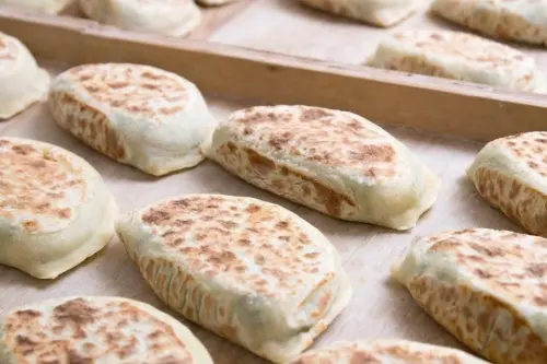 ▲鹿家莊以山東麵食為主，許多人更是推崇韭菜盒子。（圖／翻攝鹿家莊臉書）