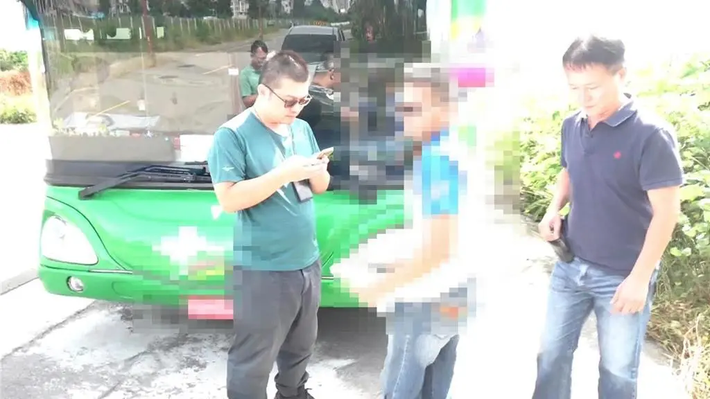 ▲南投一名洪姓遊覽車司機，為防債主攔車討債，竟購買改造手槍隨身攜帶，遭警方逮捕。（圖／翻攝畫面）