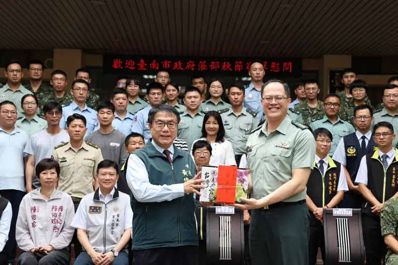▲中秋慰勞國軍，市長黃偉哲致贈慰勞金與農特產品，感謝官兵災後支援與無私奉獻。（圖／南市府提供）