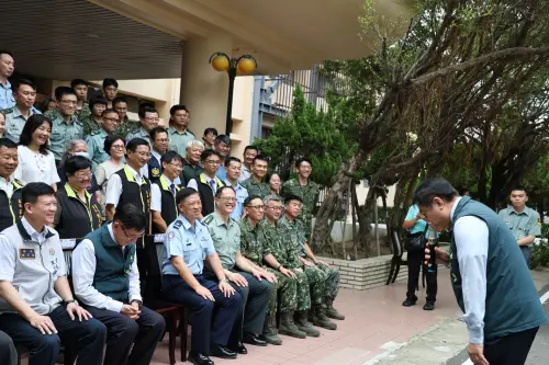 ▲市長黃偉哲代表市民感謝國軍在颱風救災與社會安全維護上的貢獻。（圖／南市府提供）