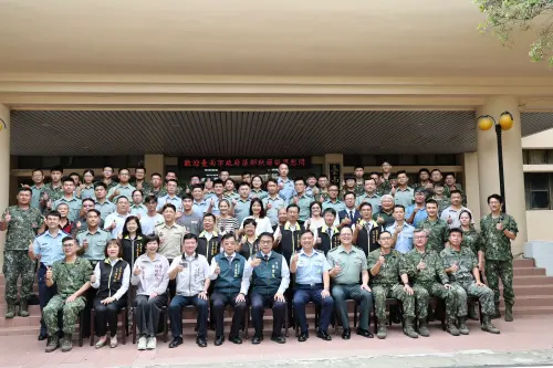 ▲市長黃偉哲與國軍官兵合影，共同歡慶中秋，感謝其辛勞守護，並預祝佳節平安順心。（圖／南市府提供）