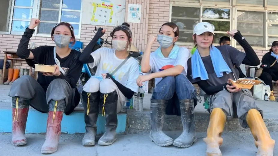 ▲李多慧昨（1）日赴花蓮救災引發關注，事實上啦啦隊女神璦昀、林一七（左起）、瑟七、侯芳、小美等人昨日也默默前往花蓮，她們協助鏟土、分送物資，並分享自身震撼與貼心提醒，盼更多人投入協助，Uni-Girls瑟七更是喊話：「去就對了！」（圖／翻攝自林一七IG@hi54017）