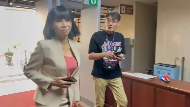 ▲律師林沄蓁不滿網紅律師呂秋遠歧視她職場懷孕，提告求償100萬元，台北地院安排調解，林沄蓁以妹妹頭髮型現身。（圖／台北司法記者聯誼會提供）