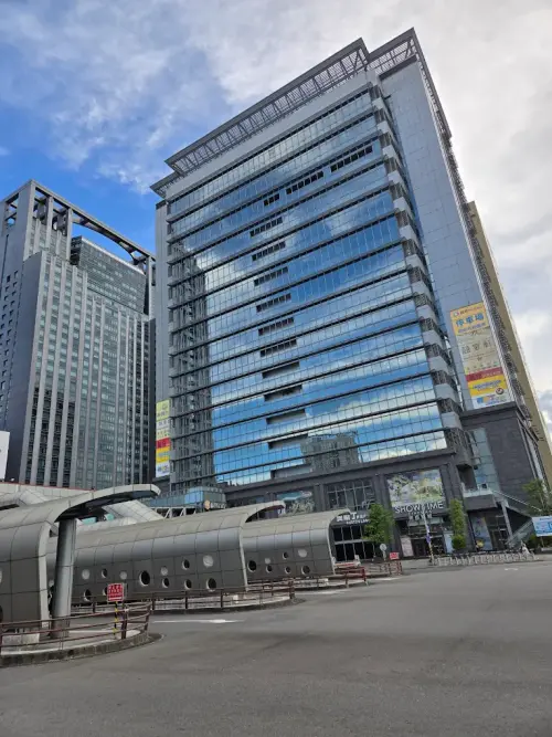 ▲新板特區「麗寶百貨」今年8月底熄燈，未來將轉型商辦。（圖／取自Google 評價）