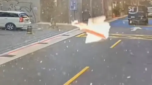 悚！北車旁大樓「突下起整片磁磚雨」路人嚇傻⋯他經過衰遭砸送醫

