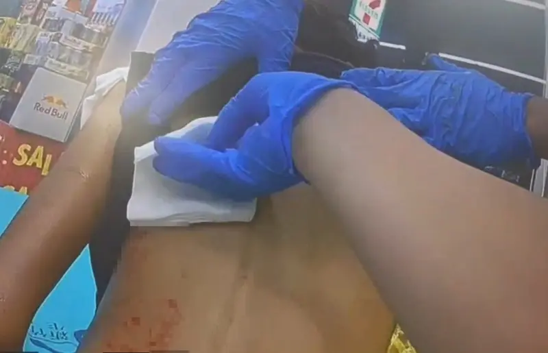 ▲新竹一名女子今天凌晨在超商休息時，遭陌生男子持菜刀砍傷。（圖／翻攝畫面）