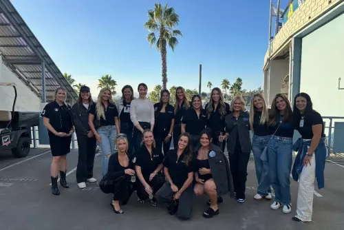 ▲道奇選手夫人會在比賽前於Instagram公開合照。10月2日（日本時間）對紅人的第2戰，真美子再度與隊友太太們並肩亮相。與首戰不同，她身穿白色長袖與黑色長褲，在黑系穿搭的大嫂團中格外搶眼。（圖／取自ladodgerwives IG）