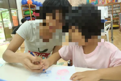 ▲母親帶著呂同學一筆一畫學畫畫。（圖／呂同學父親提供）