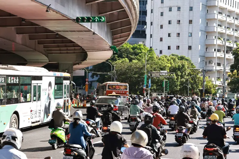 ▲公館圓環9月13日動工拆除後，改成正交路口，但通車迄今每天早上都有上班族抱怨塞車。（圖／吳翊緁攝，2025.10.02）