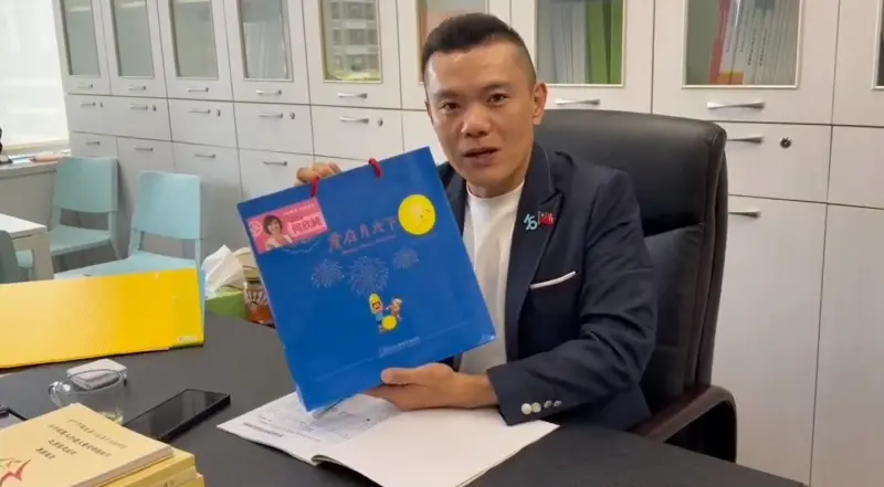 ▲江和樹笑稱第一次收到何欣純送的月餅，應該確定要選台中市長了。（圖／江和樹提供，2025.10.02）