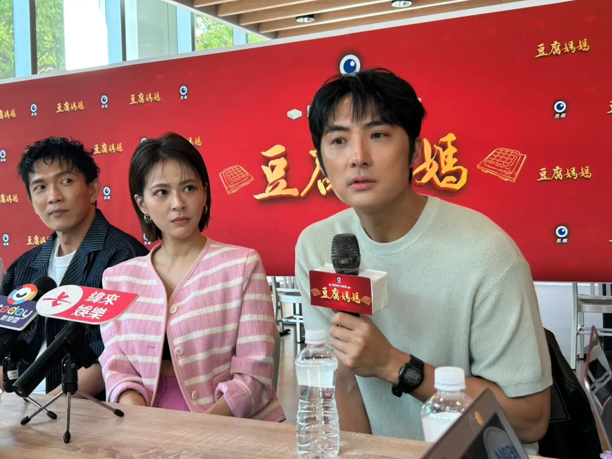 ▲李運慶（右）加入民視八點檔《豆腐媽媽》，和蘇晏霈（中）演夫妻，剛晉升二寶爸的他積極賺奶粉錢，也還原老婆洪詩生產過程，女兒臍帶繞頸，再晚一點出來氧氣就過不去了。（圖／記者李欣容攝）