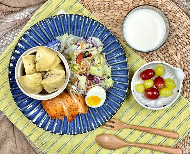 ▲長者早餐僅吃稀飯配醬瓜恐營養不足，最好補充優格、水果與燕麥，加強蛋白質攝取。（圖／新竹台大分院提供）