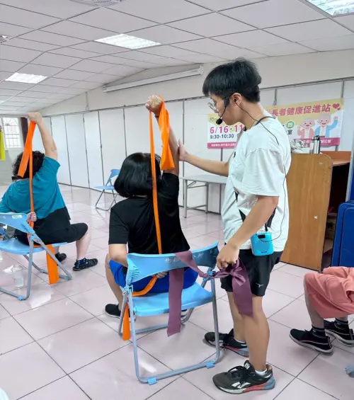 ▲透過彈力帶等簡單器材，可助長者在安全環境中建立運動習慣，進而預防肌少症。（圖／新竹台大分院提供）