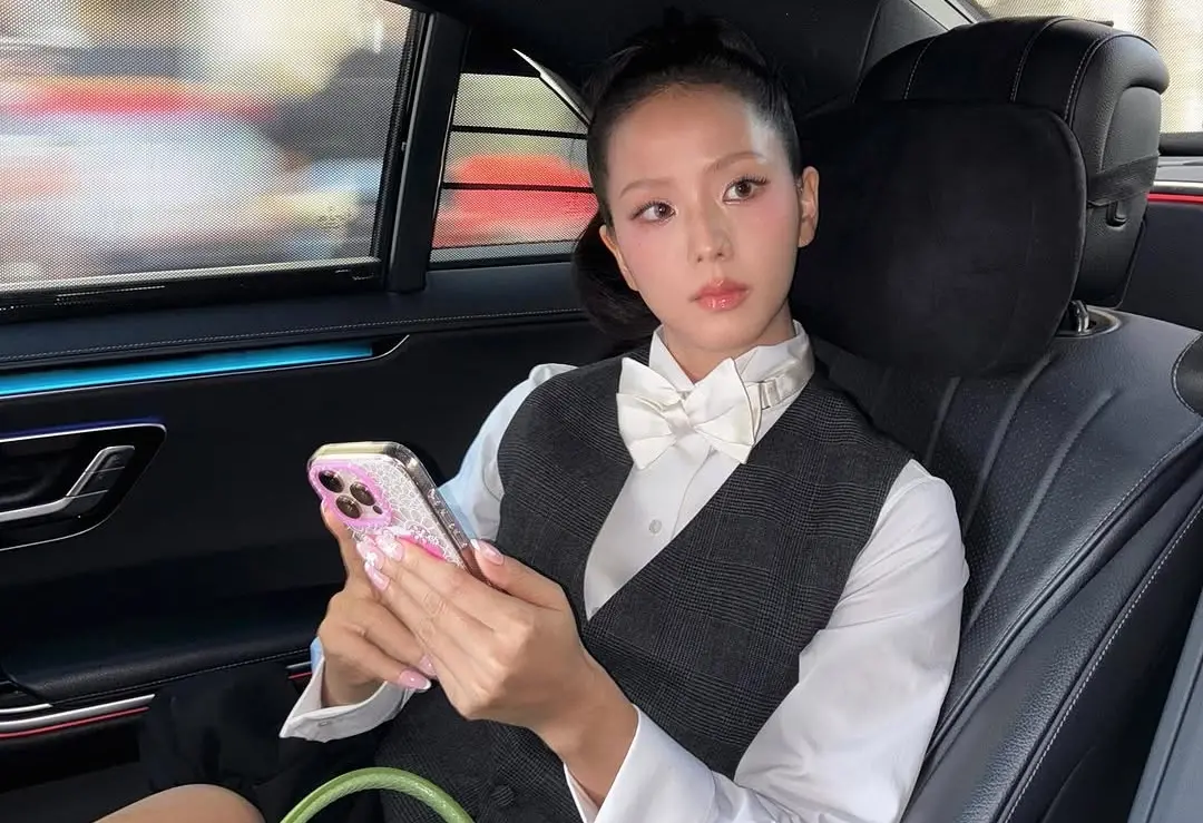 ▲Dior全球大使BLACKPINK成員Jisoo（如圖）與中國女星迪麗熱巴登上巴黎時裝週，但網友卻認為官方差別待遇，只捧Jisoo一人。（圖／IG@sooyaaa__）