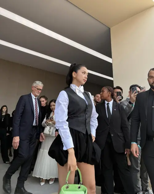 ▲▼Jisoo登上Dior時裝秀，官方IG唯獨PO她的試裝影片，外界認為這是差別待遇。（圖／IG@sooyaaa__、dior）