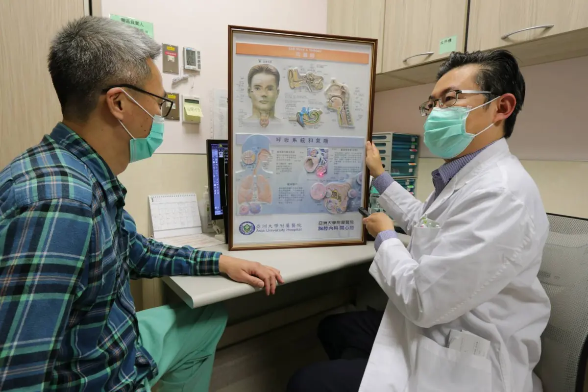 ▲胸腔內科黃建文醫師呼籲「鏟子超人」們務必注意呼吸道健康，投入救災過程盡量戴口罩。(圖／醫院提供2025.10.2)