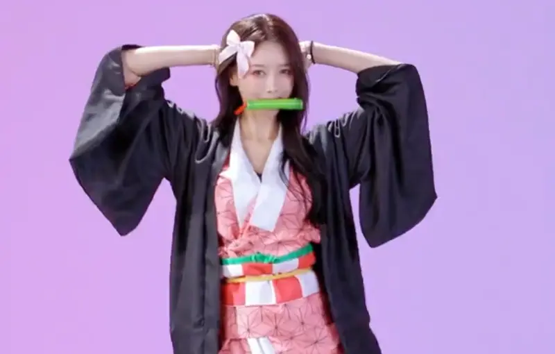 ▲李雅英咬著竹筒扮演動漫角色「禰豆子」跳舞，15秒的影片狂吸60萬次觀看，超辣舞姿引爆討論。（圖／李雅英抖音＠yyyoungggggg）