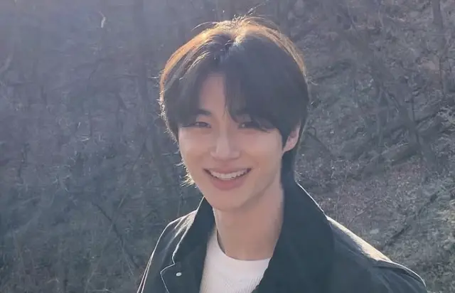 ▲邊佑錫（如圖）去年7月12日，在機場吸引大批粉絲聚集，身旁的保鑣還多次作出違規行為，被開罰2.2萬新台幣，法官也批評邊佑錫太高調，直言：「像在機場開見面會」。（圖／翻攝自IG byeonwooseok）