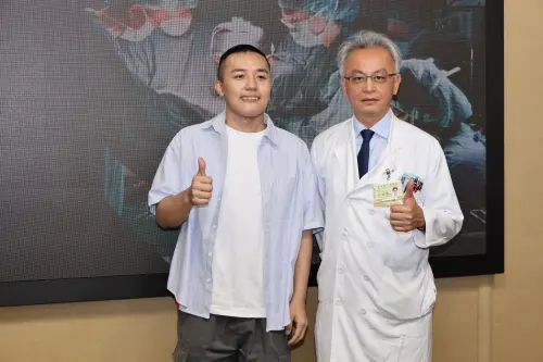 ▲吳政憲醫師（右）協助病友林先生重建口腔顱顏。（圖／台北榮總提供）