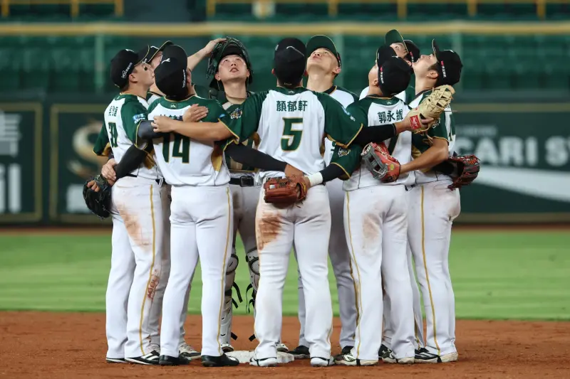 ▲台鋼雄鷹最終10戰中有5場直面全年戰績第3的競爭對手樂天桃猿，原本沙盤推演下，5場至少得拿下4勝才有望翻牌，如今距離4勝1敗目標僅剩一步之遙。（圖／台鋼雄鷹提供）