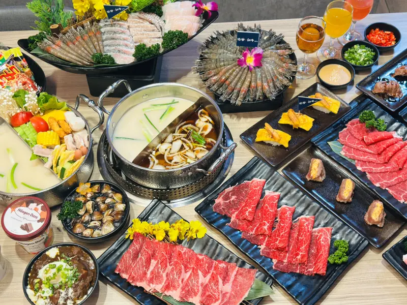 ▲「涮樂和牛鍋物」宣告升級，平日最低每人499元起，70多種食材吃到飽還有8種調飲無限暢飲，送炙燒烏魚子焦糖玉子握吃到飽，兩資格加送九孔鮑魚。（圖／涮樂和牛提供）